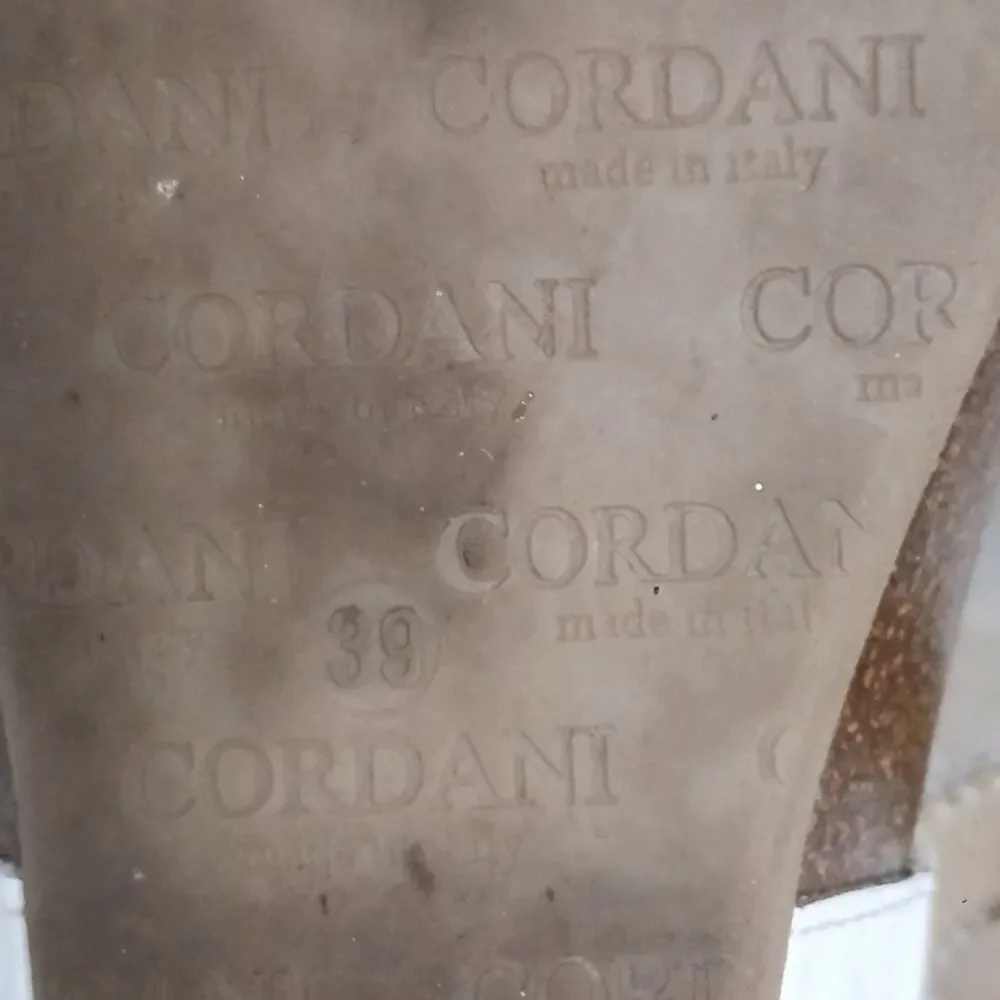Cordani Gene White Patent Cork Wedge thong sandals sz 39/8